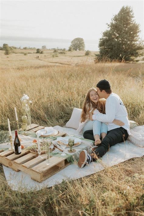 seattle golden hour couple picnic session picnic photo shoot picnic engagement photos