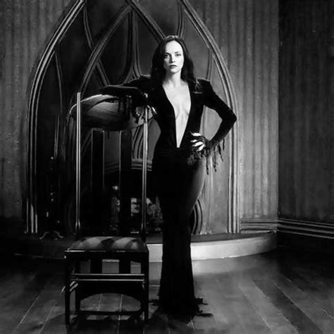 In both films, she is played by christina ricci. chilango - Christina Ricci vestida como Morticia