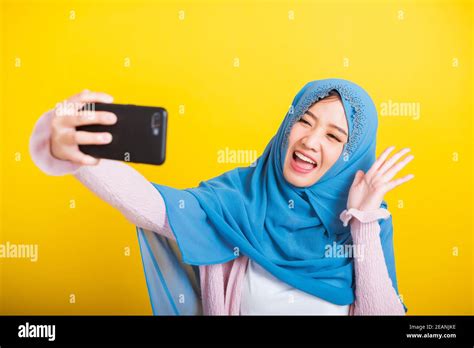 La Mujer árabe Musulmana Asiática Islam Lleva La Sonrisa De Hijab Que