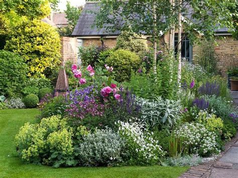 Ive read a lot of books about this topic and i found this to be one of the best cottage garden plants range from herbaceous perennials to shrubs and annuals all planted closely together to create an informal random appearance. over the garden wall as vines #GardenVines | Cottage ...