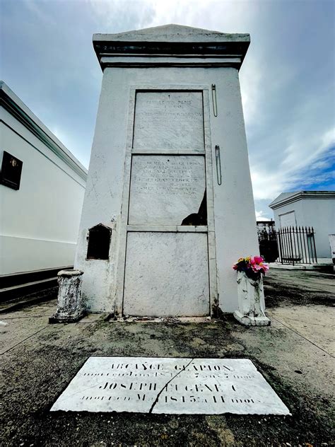 How Many People Are Buried In A New Orleans Tomb — Red Sash Tours