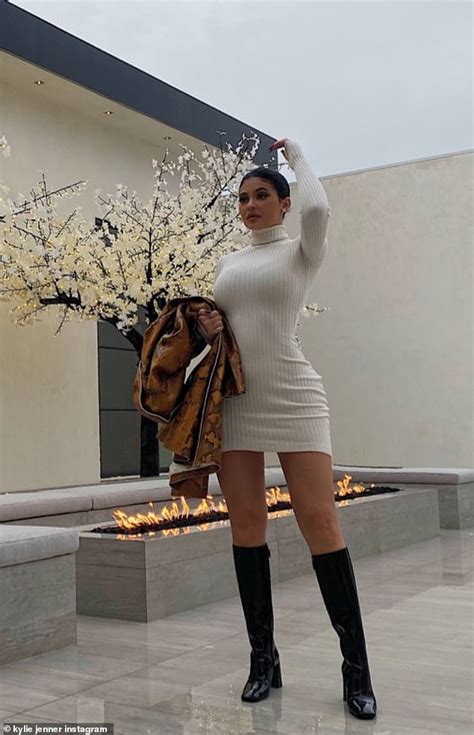 Kylie Jenner Looks Like A Total Dish As She Flashes Her Killer Curves Daily Mail Sisilihya