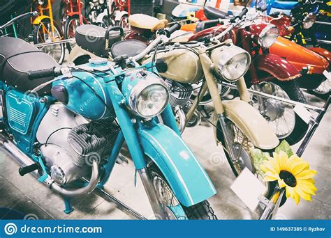 Retro Motorcycles In Store Stock Image Image Of Chrome 149637385