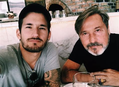 But before montaner introduced two of his sons, mau y ricky, who are up and coming performers with hits such as mi mala and voy que quemo and with a proven track record as composers, to sing with him. Hijo de Ricardo Montaner grabó a su padre sin ropa ...