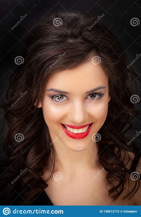 Portret Van Een Mooi Brunette Op Een Donkere Achtergrond Stock Foto