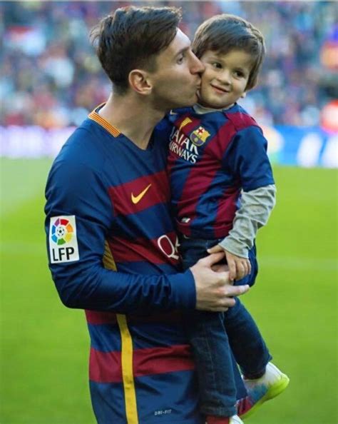 Messi And His Son Thiago Lionel Messi Messi Fútbol