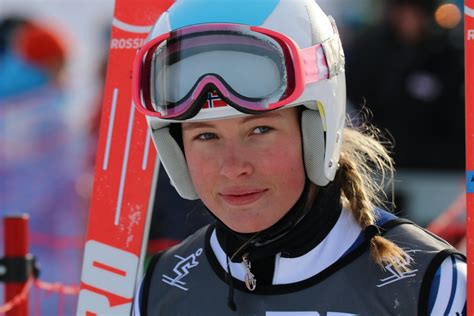 Det startet bra for lie under rennet, men plutselig falt hun stygt. Kajsa Vickhoff Lie fra Bærums skiklub. | Foto: Geir Owe ...