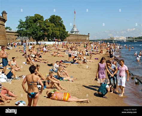 Menschen Entspannen Am Strand Von Neva In St Petersburg Russland
