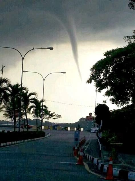 Puting beliung terbesar di malaysia. Gempar! Puting Beliung Melanda Johor Bahru - Anak Sungai ...