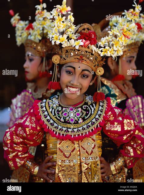 legong tänzerinnen mädchen in traditionellen tanz kostüm bali indonesien stockfoto bild