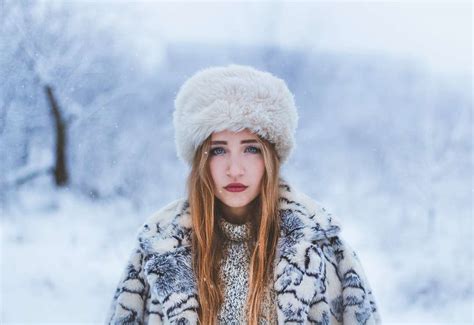 Woman In White Fur Coat And White Fur Hat 204 Pieces Play Jigsaw