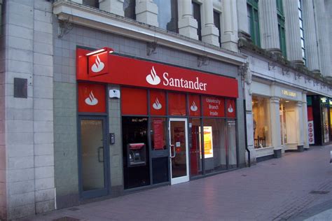 Piso exterior que dispone de 3 habitaciones y 2 baños. El Banco Santander ya utiliza los activos del Popular