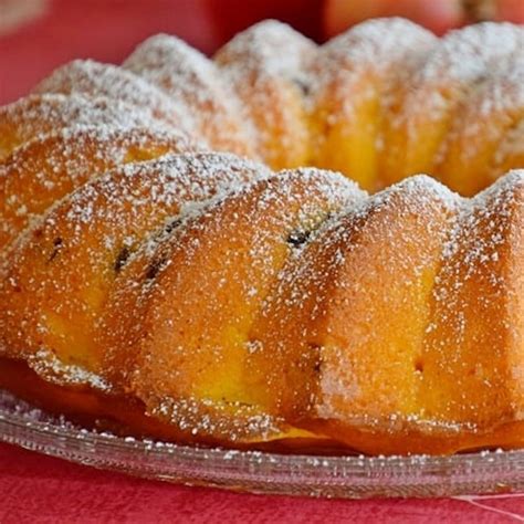 Gâteau au yaourt aux pommes et raisins parfumé au rhum