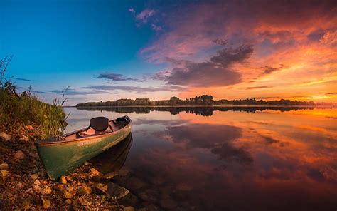 Amanecer Fotografía Tranquilo Lago Barco Cielo Con Nubes Rojas Reflejo