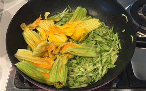 Inoltre, da pizza idea 2, troverete un incredibile assortimento di fritti.dal classico supplì o crocchetta di patate, ai spettacolari: Pizza con fiori di zucca, zucchine e ricotta: ricetta e ...