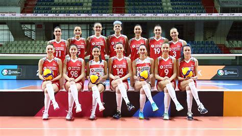 Bu yoğun maratonda geniş bir oyuncu havuzuyla çalışmalarımızı sürdüreceğiz. A Milli Kadın Voleybol Takımı basın mensuplarıyla bir ...
