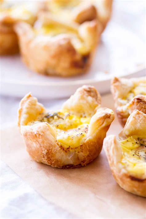 These Easy Cheddar And Ham Quiche Cups Are Made With A Puff Pastry