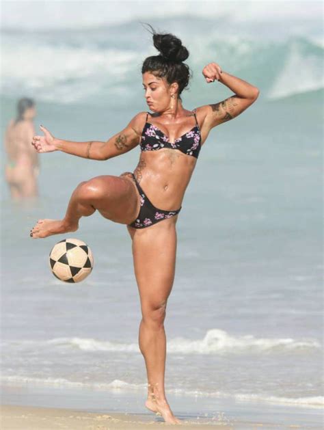 Aline Riscado Joga Altinha Na Praia Da Barra Da Tijuca O Dia Celebridades