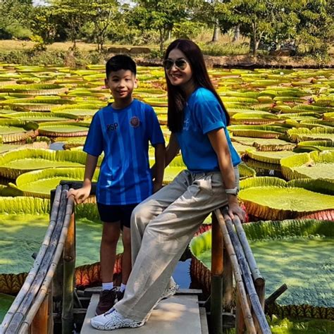 เกชา เปลี่ยนวิถี เป็นคุณพ่อของนางแบบสาวสวย นาตาชา เปลี่ยนวิถี และมีศักดิ์เป็นญาติผู้ใหญ่ของชาดา ไทยเศรษฐ์ รองหัวหน้าพรรค. ส่องไอจี 'นาตาชา' หลังข่าวช็อกหย่า 'ตุ้ย-ธีรภัทร์' ว่อนโซ ...