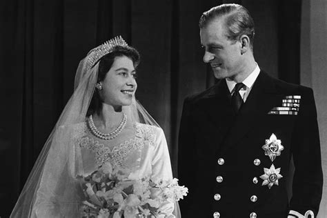 O palácio de buckingham, no reino unido, anunciou a morte do príncipe philip, aos 99 anos. Aliança de casamento da Rainha Elizabeth esconde um ...