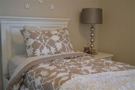 Since most quilts are made from cotton materials they tend to breathe and are warm in cold weather and cool when it's warm. What is the Difference Between Quilt and Doona - Pediaa.Com
