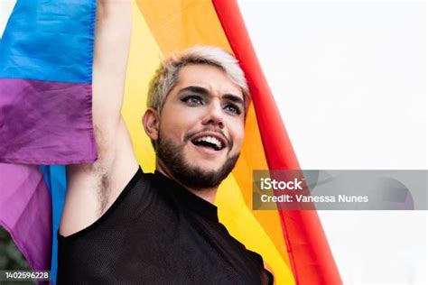 Schwuler Transgendermann Mit Makeup Mit Regenbogenfahne Im Freien Lgbtq