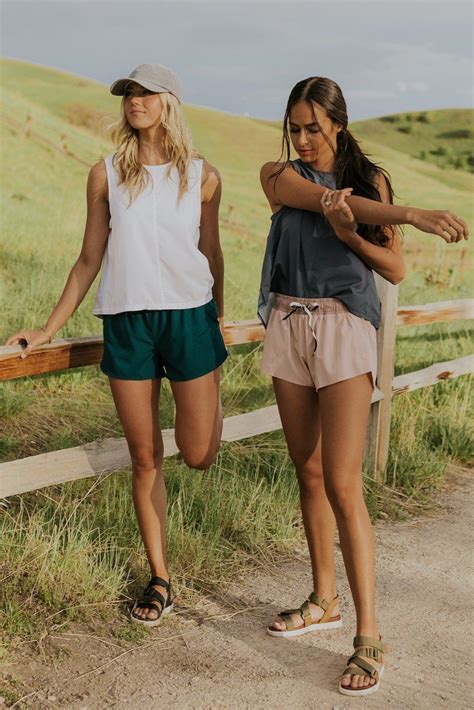 50 Cute Hiking Outfits Youll Actually Want To Wear Hiking Outfit