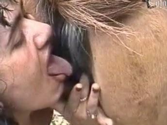 Lésbica brasileira lambendo e chupando a buceta da égua