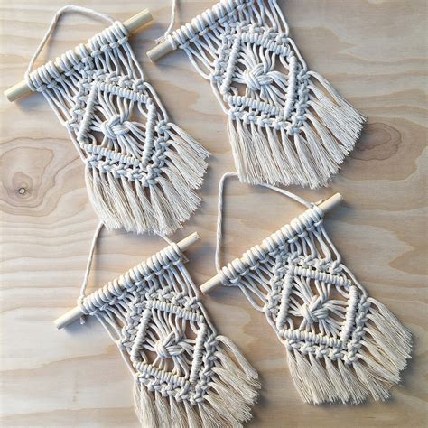 Youll adore its lovely texture and minimalistic beauty. Mini Macrame colgante | Etsy | Macrame patterns, Macrame ...