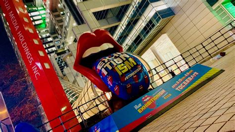 Exhibitionism Rolling Into Japan