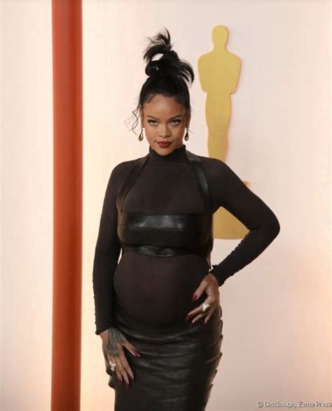 Rihanna Enceinte Dans Une Robe Noire Transparente Ornée De Diamantsphotos