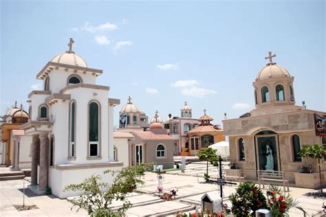 “el Panteón De Los Narcos” En Sinaloa Así Es El Ostentoso Lugar Donde