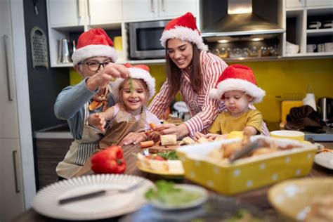 Abuela Y Madre Disfrutando Con Sus Hijos En La Cocina Para Una Navidad