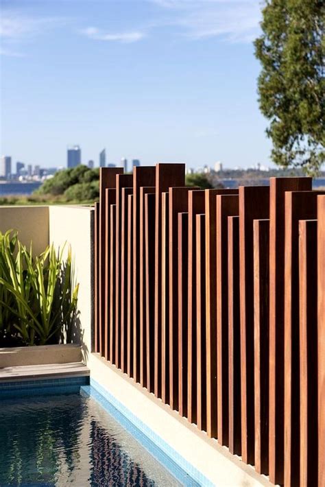 Kayu, besi, tembok, berbagai motif seperti pagar minimalis di bawah ini, yang selain aman, juga punya nilai estetika. 32 Inspirasi Pagar Rumah Minimalis untuk 2019