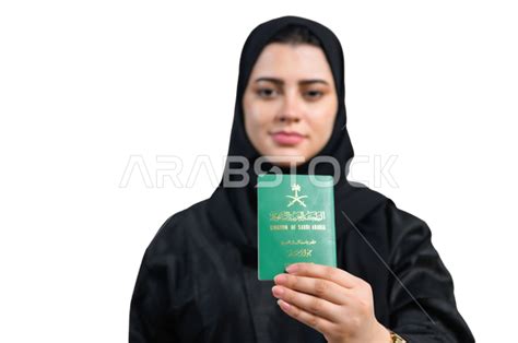 بورتريه لسيدة عربية خليجية سعودية ترتدي العباءة الخليجية تحمل بيدها جواز السفر السعودي بإيماءات