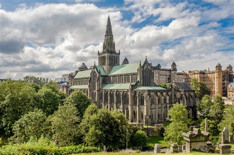 Glasgow er en by i skotland. Glasgow Cathedral, 10 mins from City Apartments
