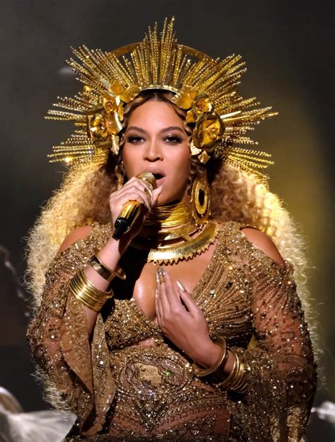 When Beyoncé Wore This Crown Grammy Awards Fashion 2017 Popsugar