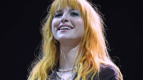 Watch Hayley Williams Halt Paramore Show Midsong To Stop A Fight Iheart
