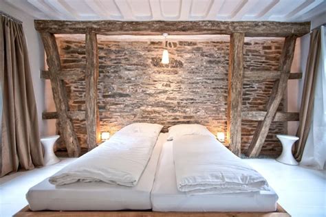 Die bettrückwand aus verschiedenen holzpfosten verleiht auch diesem schlafraum das gewisse etwas. Finde Hotels Designs: Schlafzimmer mit Kölner Decken und ...