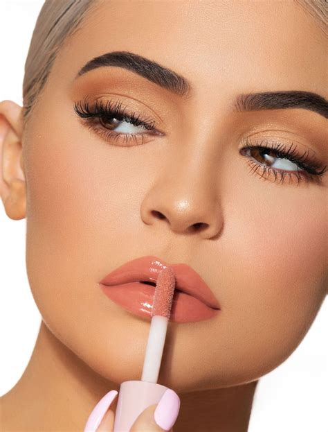 Snatched High Gloss In 2020 Kylie Makeup Kylie Cosmetic Gold Lipstick