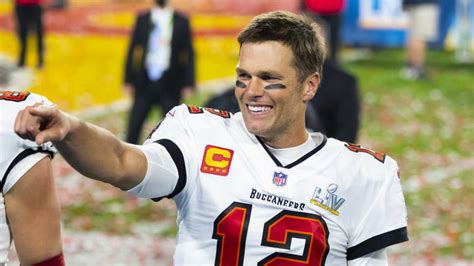Tom brady is now breaking records when he doesn't even realize it's happening. Tom Brady rookie card sells for record $2.25M | Yardbarker
