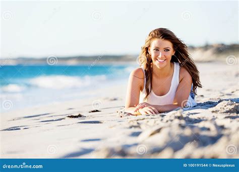 Giovane Donna Che Si Rilassa Sulla Spiaggia Fotografia Stock Immagine
