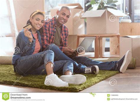 Trotzdem wollen viele noch die günstigen zinsen nutzen und eine immobilie kaufen. Afroamerikanerpaare, Die Online Mit Kreditkarte Und Laptop ...