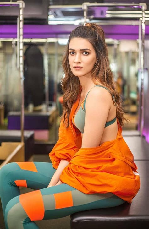 kriti sanon height weight age stats wiki and more
