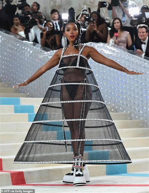 Janelle Monae Gone Wild Singer Flashes Their Bare Breasts At Fans