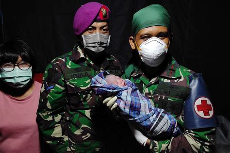 Foto Penuh Perjuangan Prajurit Marinir Bantu Persalinan Pengungsi