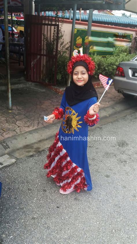Bendera tidak boleh dibiarkan meleret ke tanah semasa dinaik dan diturunkan. Sambutan Hari Kebangsaan 2018 | Baju Bendera Malaysia ...