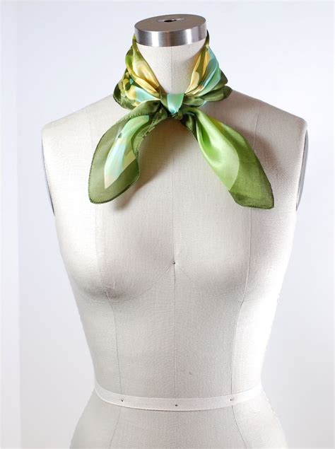 How To Tie A Scarf Pan Am Neck Knot Scarf Knots Scarf Tying Small Scarf Tying
