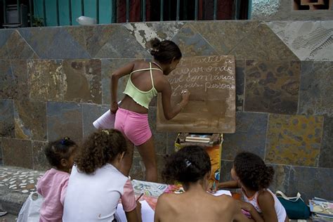 Brincando De Ensinar Na Favela Meninas Brincando De Escoli Flickr