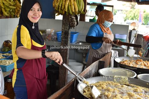 Tumis bumbu halus masukkan garam, gula, daun jeruk, dan kecap manis, aduk hingga matang dan harum. Uniquely Johor Mawar Pisang Goreng Sambal Kicap |Johor ...